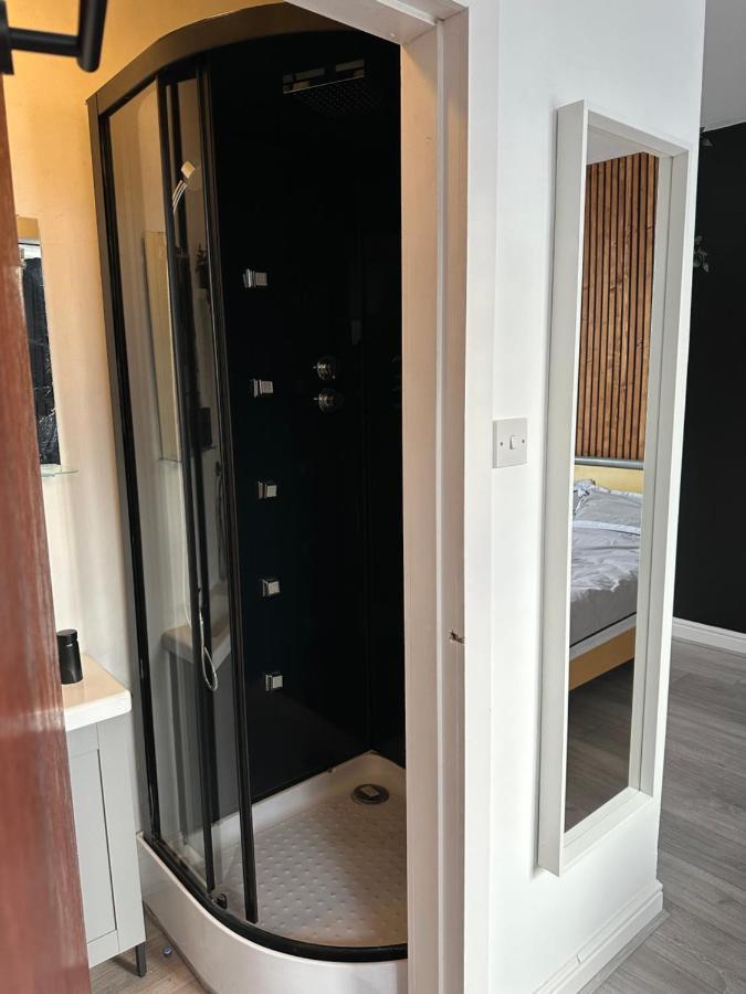 Modern En Suite Bedroom Close To City Centre Leeds  Extérieur photo